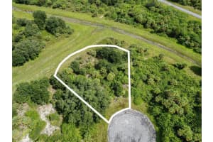 812 Opal Court, Labelle
