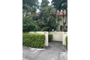 1615 Ne 105th St 3-4, Miami Shores