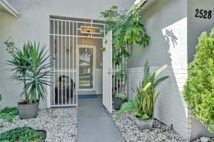 2528 Raleigh Street, Hollywood