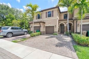 4990 Loebner Ter, Davie