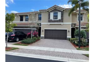 12190 Village Pl, Davie