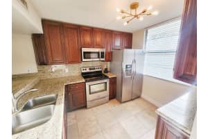 1713 Whitehall Dr 401, Davie