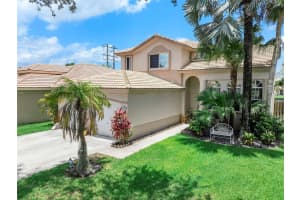 466 E Royal Cove Cir, Davie