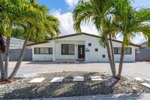 2510 Ne 215th St, Miami