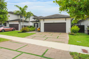 8912 Nw 161st Ter, Hialeah