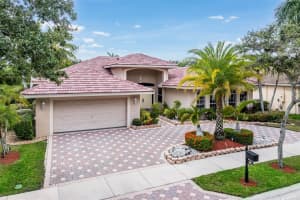 3852 Oak Ridge Cir, Weston