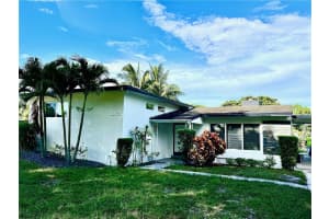 1079 W Country Club Cir, Plantation
