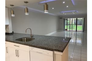 434 Lakeview Dr 105, Weston