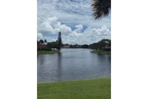 1534 W Harmony Lake Cir, Davie