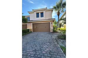 127 W Riverwalk Cir W, Plantation