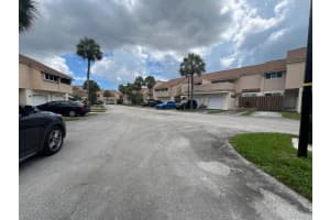 8251 Nw 8th Pl, Plantation