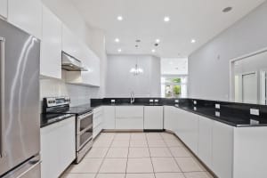 816 W Village Cir, Davie