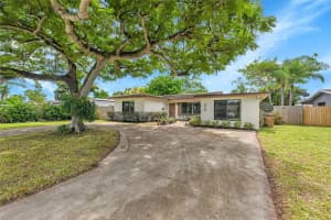 900 Se 13th Court, Deerfield Beach