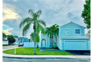 621 Lakeshore Ter, Davie