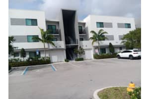 3050 Nw 68th St 2205, Fort Lauderdale