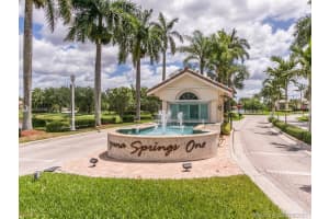 1043 Laguna Springs Dr, Weston