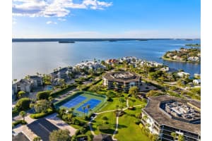 1815 Mooringline Drive 2e, Vero Beach