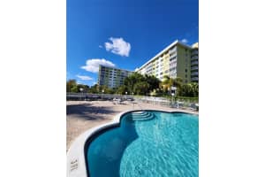 4400 Hillcrest Drive 404, Hollywood