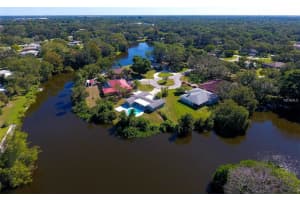 700 W Lake Cir, SARASOTA