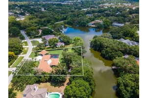 3230 E Forest Lake Dr, SARASOTA