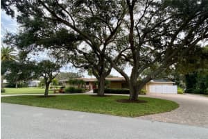 3535 W Forest Lake Dr, SARASOTA