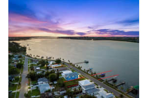 1910 Riverside Dr E, BRADENTON