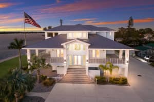 327 Riverpoint Dr Ne, BRADENTON