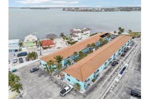 117 7th St N #5, BRADENTON BEACH