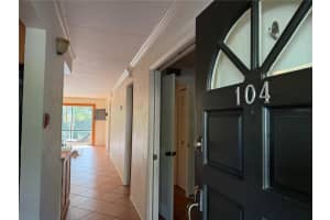 1650 Pine Tree Ln #104, SARASOTA