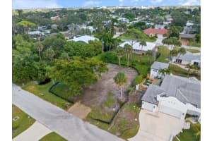 621 Hibiscus Dr, VENICE