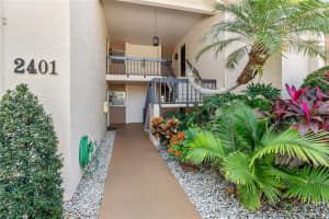 2401 Clubhouse Cir #102, SARASOTA