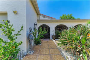 7236 Las Casas Dr, SARASOTA