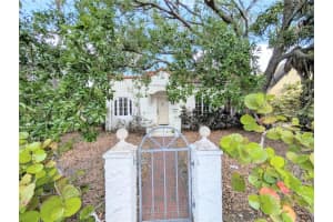 1701 Siesta Dr, SARASOTA