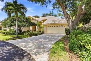216 Carriage House Ln #216, NOKOMIS