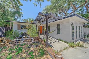 3281 8th St, SARASOTA