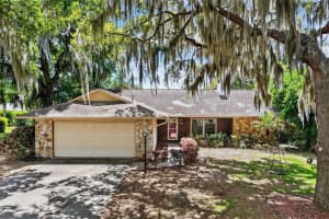 50 W Court Dr, EUSTIS
