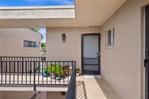 2763 Woodgate Ln #301, SARASOTA