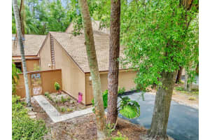 104 Autumn Dr, LONGWOOD