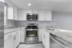 10132 Lake Oak Cir, TAMPA
