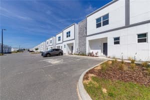 400 Famagusta Dr, DAVENPORT