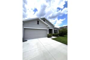 832 Daring Dr, DAVENPORT