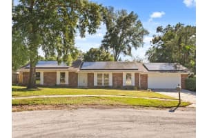 4 Wooden Shoe Ln, LONGWOOD