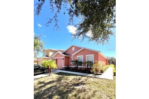 1904 Royal Ridge Dr, DAVENPORT