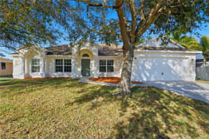 843 Se Carnival Ave, Port Saint Lucie