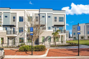 320 Center Lake Ln, OVIEDO