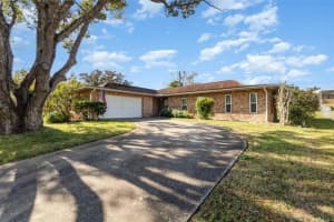 912 N Fairbairn Dr, DELTONA