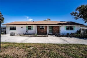 202 Lake Howard Dr Nw, WINTER HAVEN