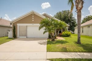 703 Windsor Estates Dr , DAVENPORT