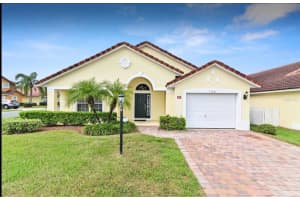 100 Cardinal Ct, DAVENPORT