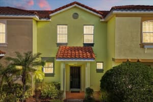 214 Monroe Cir, DAVENPORT